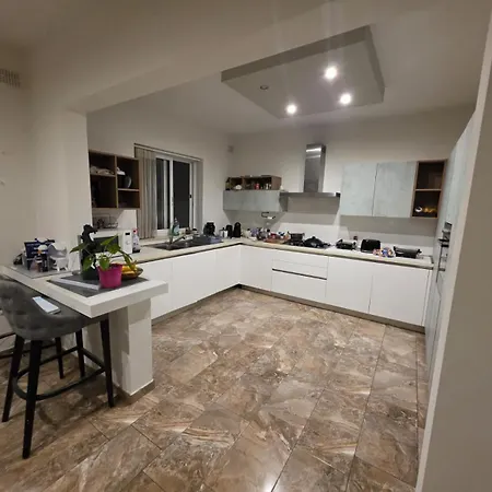 In Town Гостевой дом Qormi